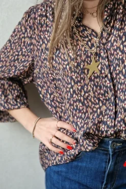 Blusa estampada con volante en el cuello