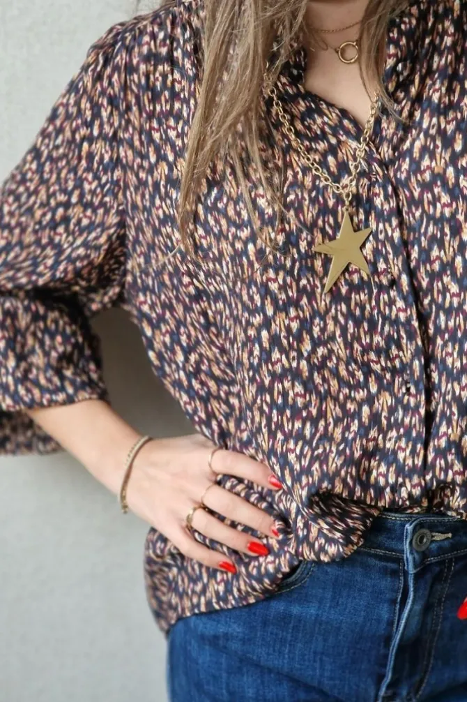 Blusa estampada con volante en el cuello