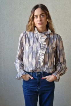 Blusa estampado de rayas y volante gris
