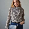 Blusa estampado geométrico negro y beige