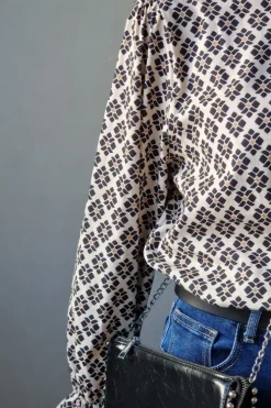 Blusa estampado geométrico negro y beige