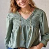 Blusa fruncida con hilo plateado verde militar