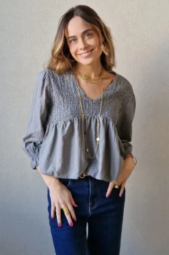 Blusa fruncida con hilo plateado gris