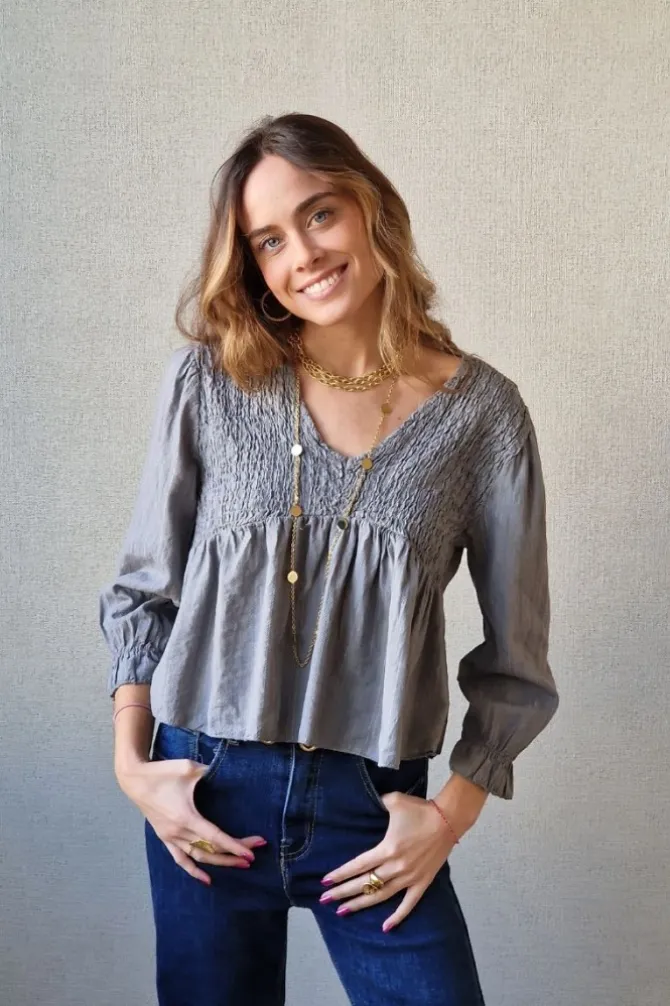 Blusa fruncida con hilo plateado gris