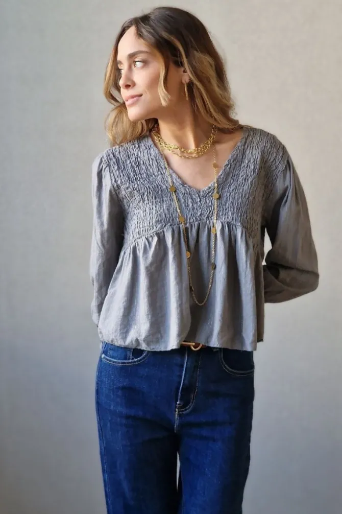 Blusa fruncida con hilo plateado gris