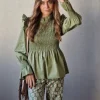Blusa fruncida con volante verde militar