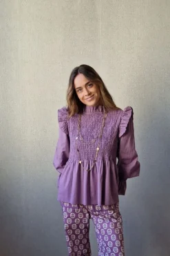 Blusa fruncida con volante lila