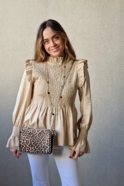Blusa fruncida con volante beige
