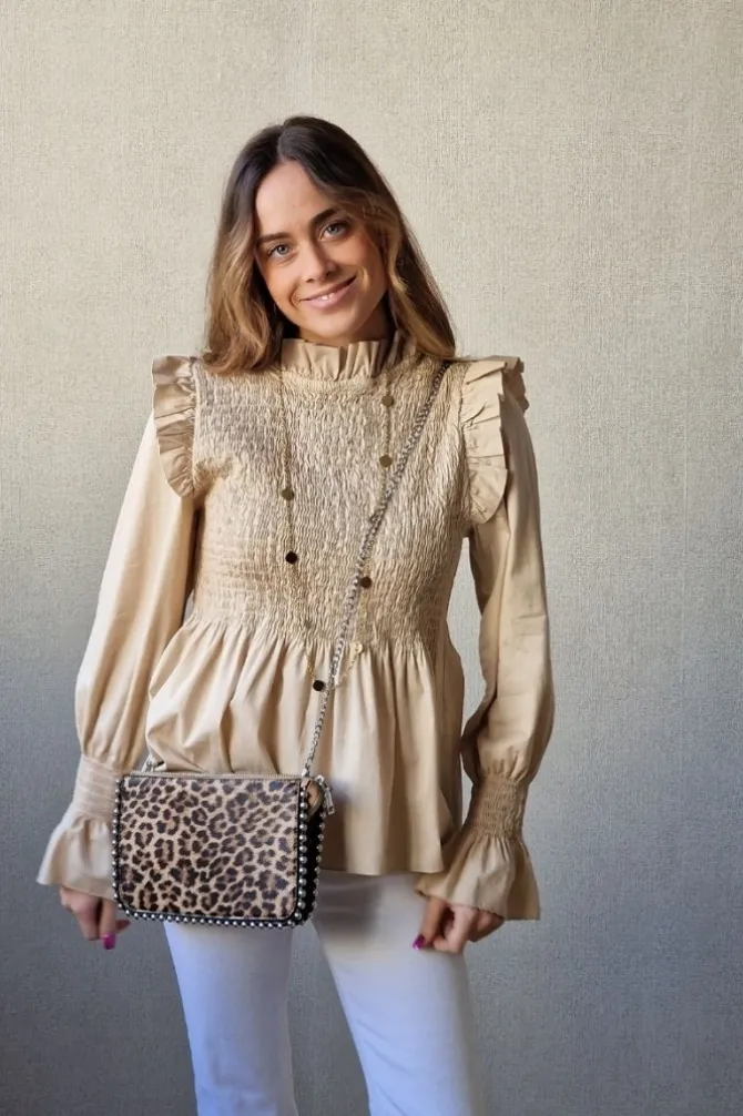 Blusa fruncida con volante beige