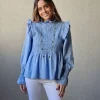 Blusa fruncida con volante azul