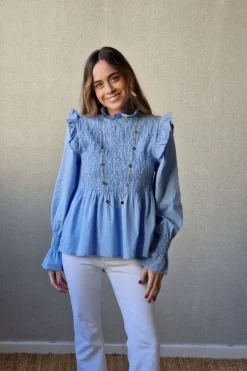Blusa fruncida con volante azul