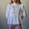 Blusa fruncida con volante blanca