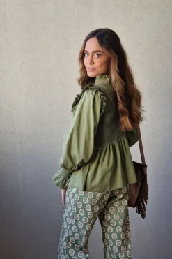 Blusa fruncida con volante verde militar