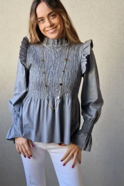 Blusa fruncida con volante gris