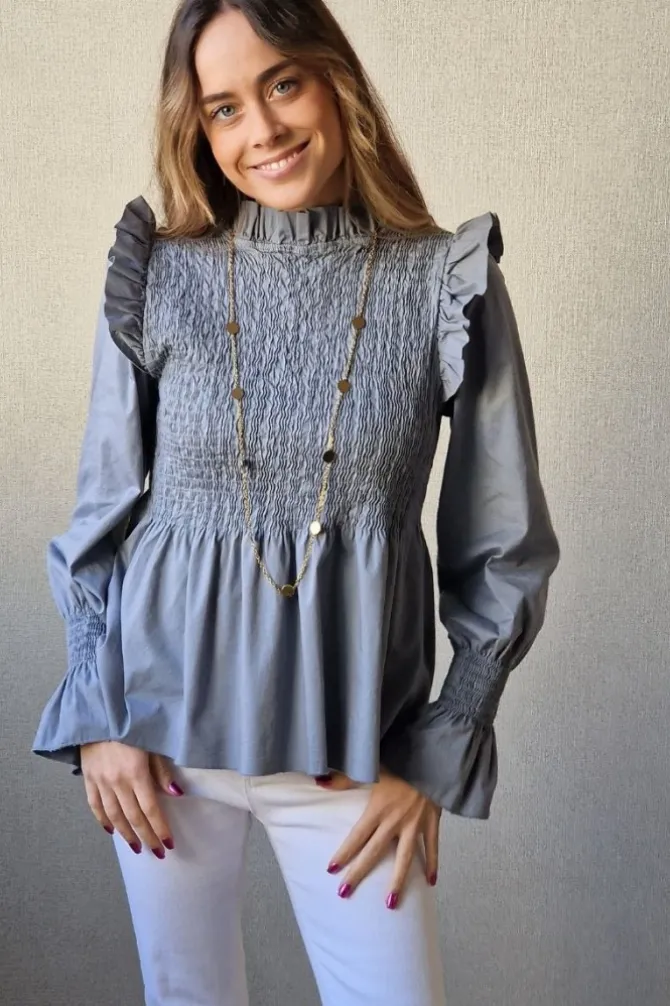 Blusa fruncida con volante gris