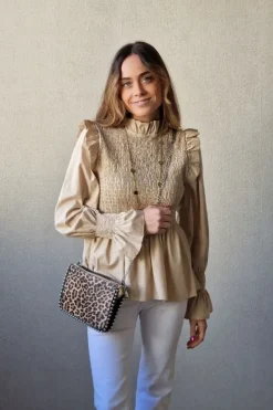 Blusa fruncida con volante beige