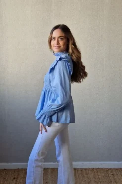 Blusa fruncida con volante azul