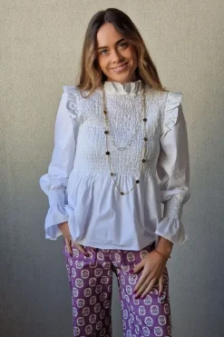 Blusa fruncida con volante blanca