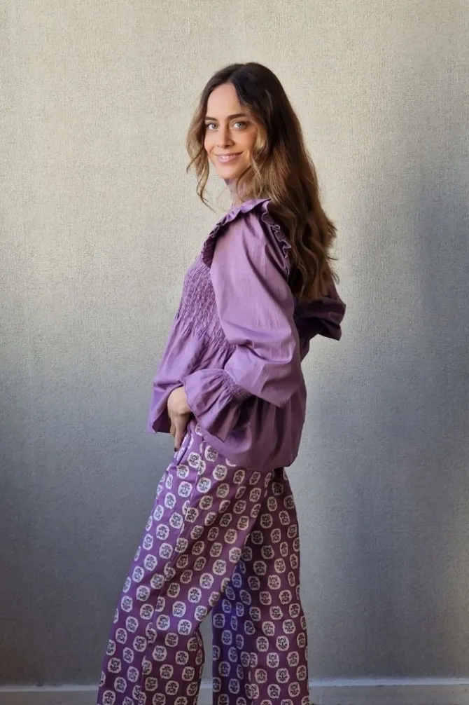 Blusa fruncida con volante lila