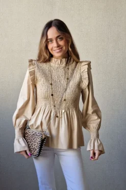 Blusa fruncida con volante beige