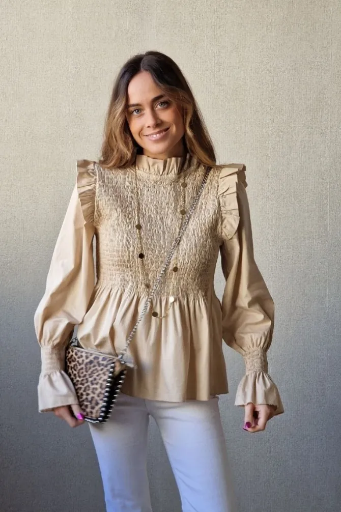 Blusa fruncida con volante beige