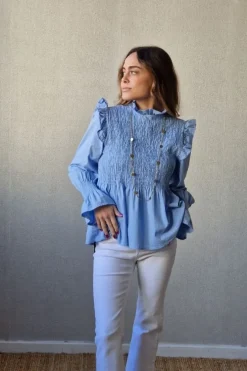 Blusa fruncida con volante azul