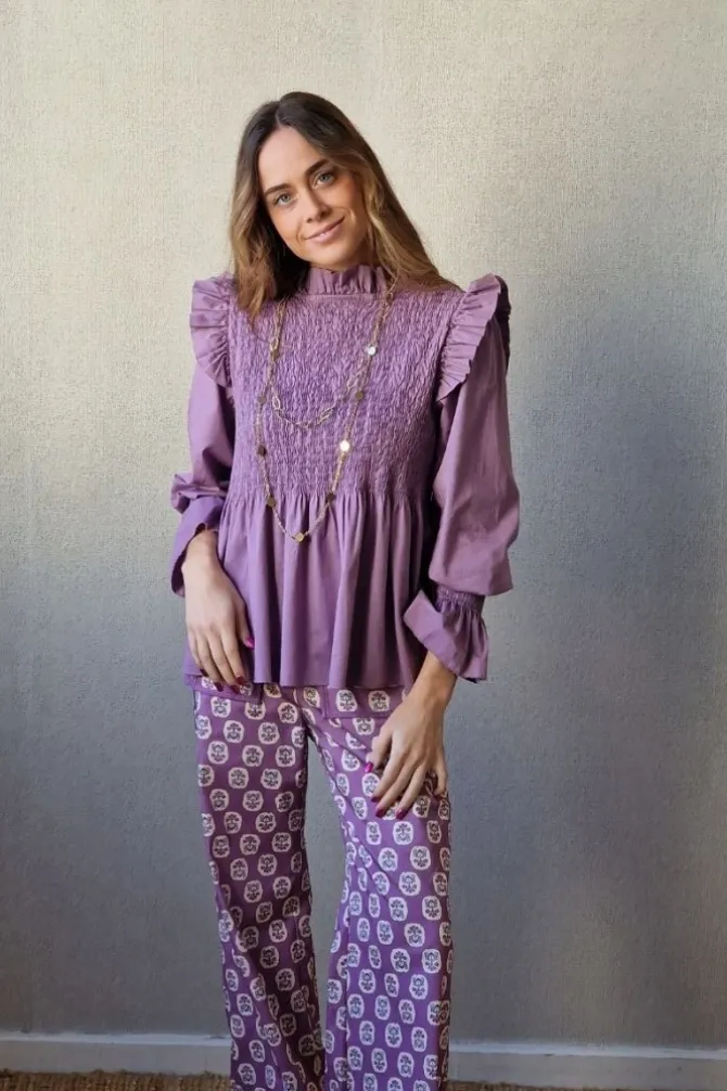 Blusa fruncida con volante lila