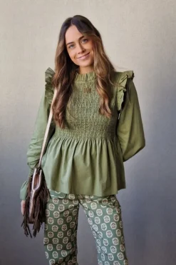 Blusa fruncida con volante verde militar