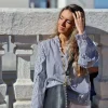 Blusa gris de rayas con volante en cuello y hombro