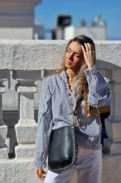 Blusa gris de rayas con volante en cuello y hombro