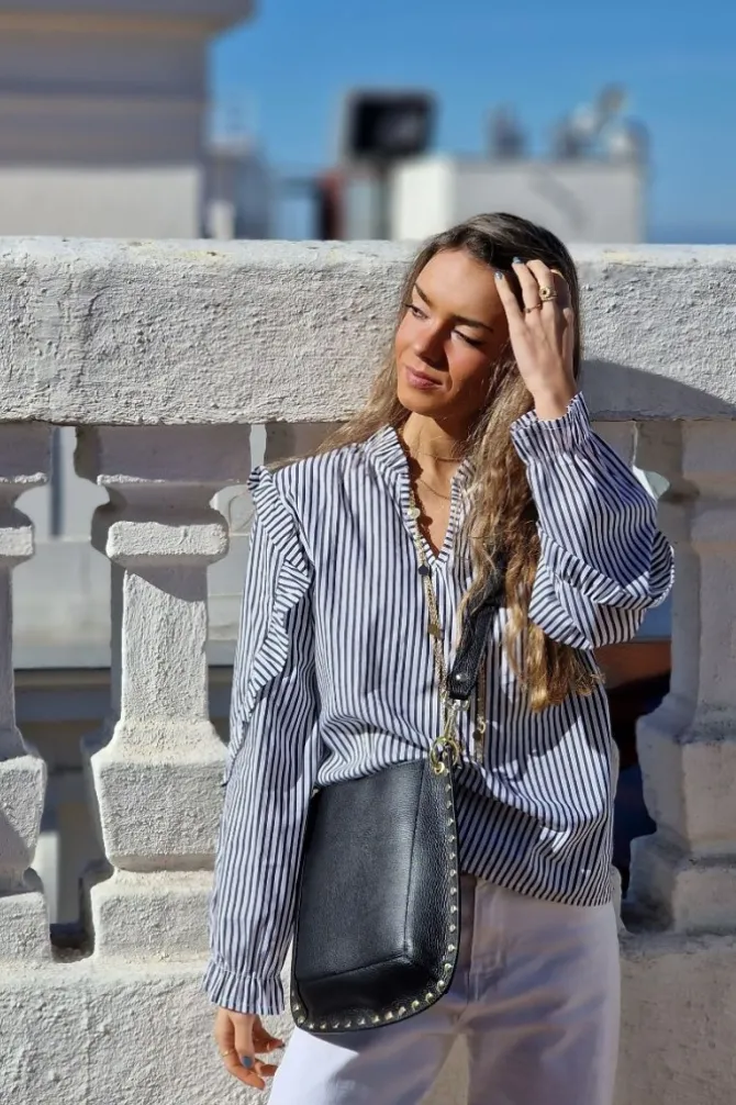 Blusa gris de rayas con volante en cuello y hombro