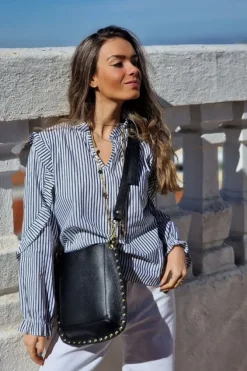 Blusa gris de rayas con volante en cuello y hombro