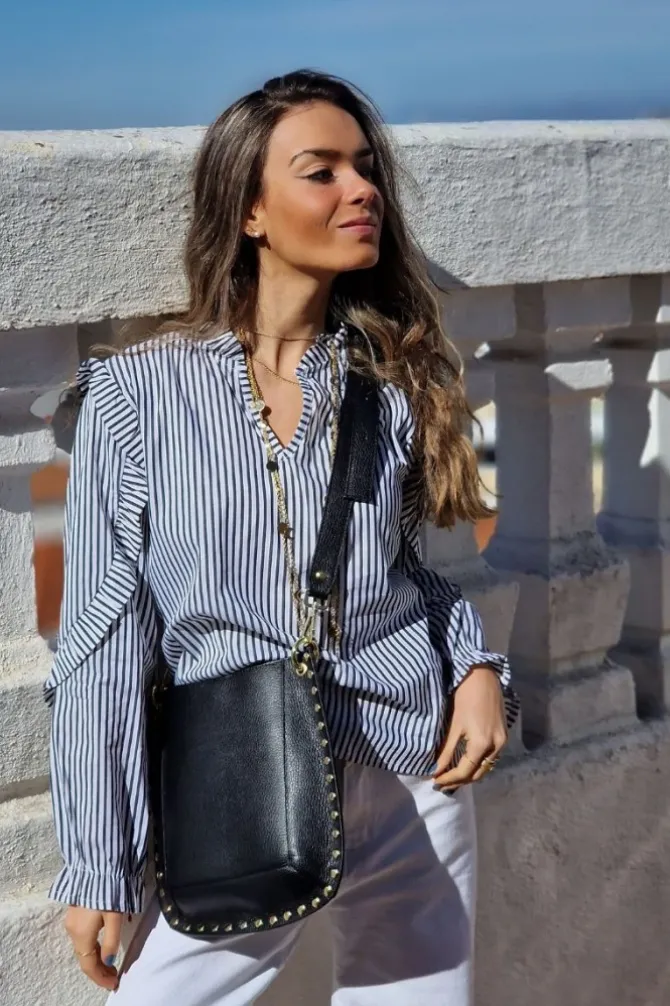 Blusa gris de rayas con volante en cuello y hombro