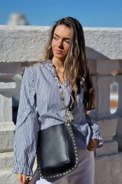 Blusa gris de rayas con volante en cuello y hombro