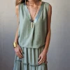 Blusa sin mangas cuello pico salvia