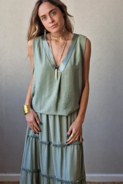 Blusa sin mangas cuello pico salvia