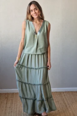 Blusa sin mangas cuello pico salvia