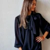 Blusa tipo crepe con lazo en el cuello negra