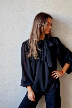 Blusa tipo crepe con lazo en el cuello negra