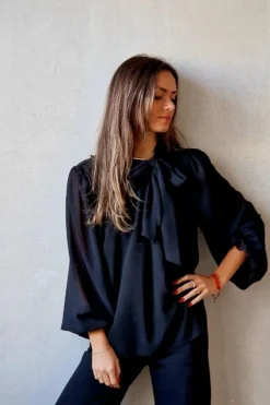 Blusa tipo crepe con lazo en el cuello negra