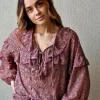 Blusa tipo gasa de flores berenjena