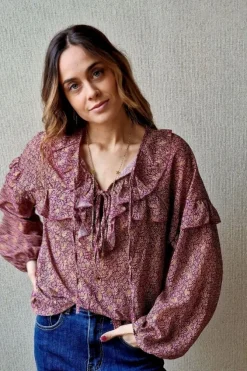 Blusa tipo gasa de flores berenjena