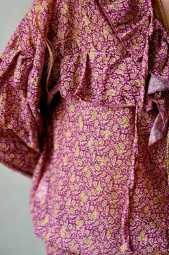 Blusa tipo gasa de flores berenjena