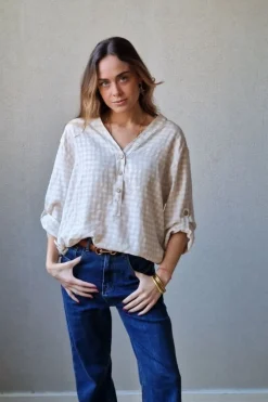 Blusa vichy con botones beige