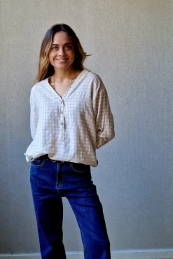 Blusa vichy con botones beige