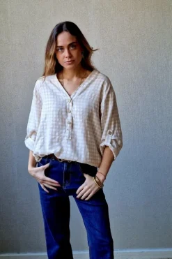 Blusa vichy con botones beige