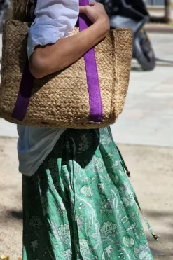 Bolsa de yute con asas moradas
