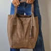 Bolso ante con asa ancha y pompón topo