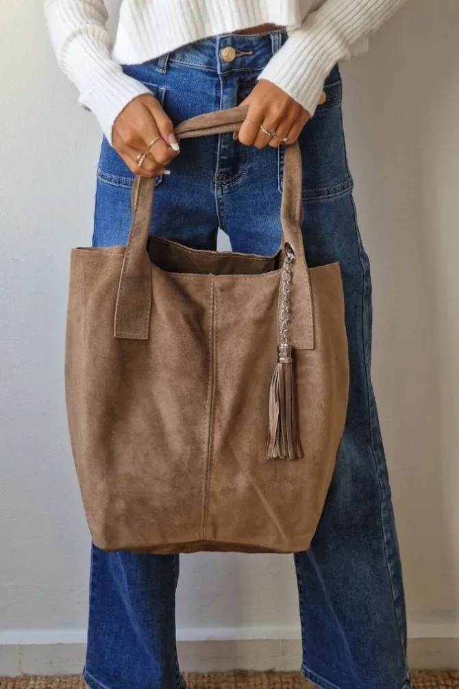 Bolso ante con asa ancha y pompón topo
