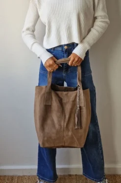Bolso ante con asa ancha y pompón topo
